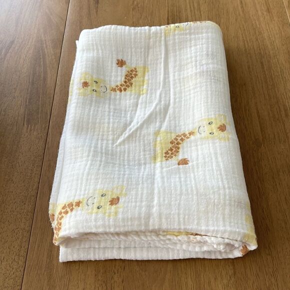 BUNDLE OF 3 PCS BABY BATH TOWEL AND 2 LARGE SWADDLING BLANKETS. - Picture 2 of 5